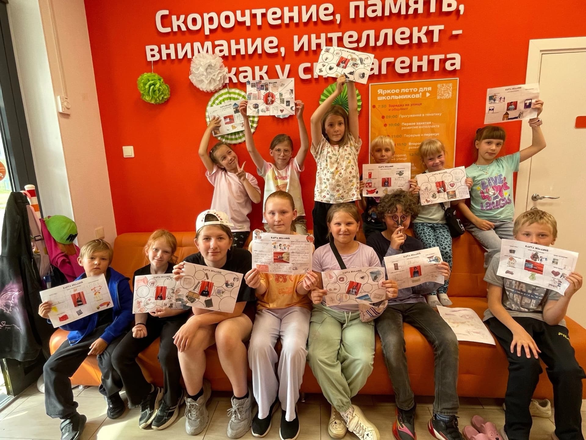Дети показывают свои работы на занятии